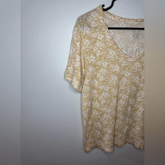 BNWOT XS American Eagle Peach Floral V-Neck T-shirt - Picture 2 of 8